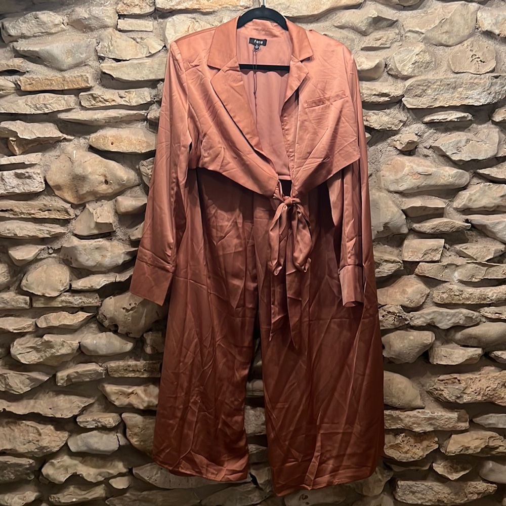 2 piece set. Wide leg pants. Satin material. Crop top with side tie.